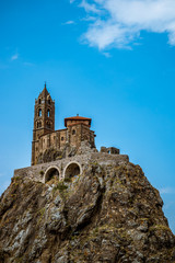 Fototapeta na wymiar Vue sur la chapelle Saint-Michel d'Aiguilhe du Puy-en-Velay