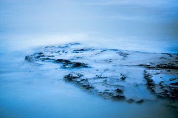 Felsenküste mit blauer Stimmung