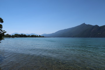 Le Lac d'Aix-les-Bains avec vue sur la montagne