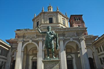 Milano, la statua di Costantino e la Basilica di San Lorenzo Maggiore