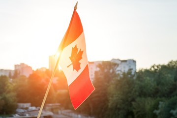 Vlag van Canada vanuit raam zonsondergang achtergrond