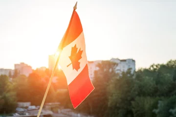 Zelfklevend Fotobehang Canada Vlag van Canada vanuit raam zonsondergang achtergrond
