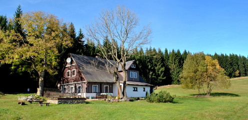 Wiejski dom w górach © bnorbert3