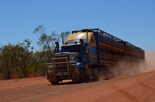 Roadtrain im Outback