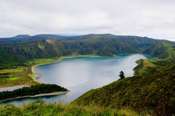 Blick auf den Lagao do fogo auf Sao Miguel, Azoren Portugal im Oktober bei Bewölkung