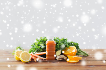 Naklejka premium bottle with carrot juice, fruits and vegetables