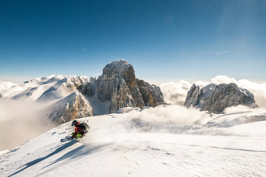 freerider skiing in big mountains