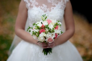 Obraz na płótnie Canvas bride's wedding bouquet, autumn wedding, lacy white dress