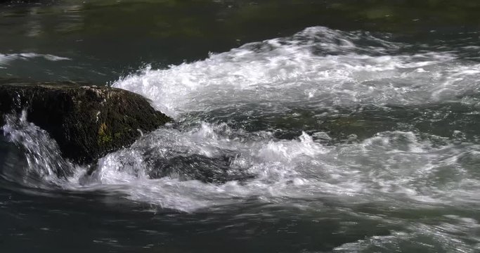 Acqua del fiume scorre veloce doto temporale