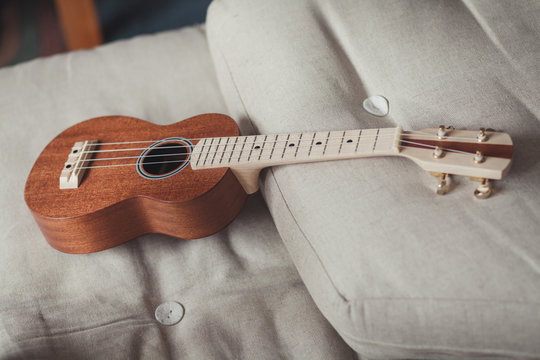 Ukulele om the couch