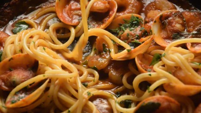 Spaghetti with frutti di mare Espaguetis mit  mariscos video Meeresfr&uuml;chten Spagetti con seafood tengeri term&eacute;kekkel Cucina italiana спагетти с sounding морепродуктами Italian cuisine 