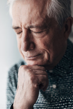 Portrait of an old man with his eyes closed.