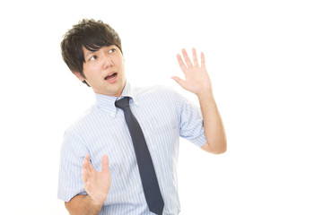 驚いた表情の男性