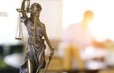 Justitia Figur - Personifikation der Gerechtigkeit in Anwalts Büro Raum