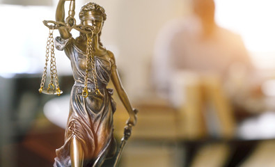 Justitia Figur - Personifikation der Gerechtigkeit in Anwalts Büro Raum