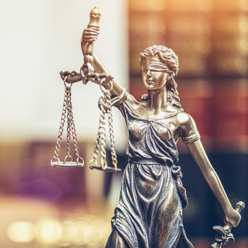 Justitia Figur - Personifikation der Gerechtigkeit in Anwalts Büro Raum  Stock-Foto | Adobe Stock