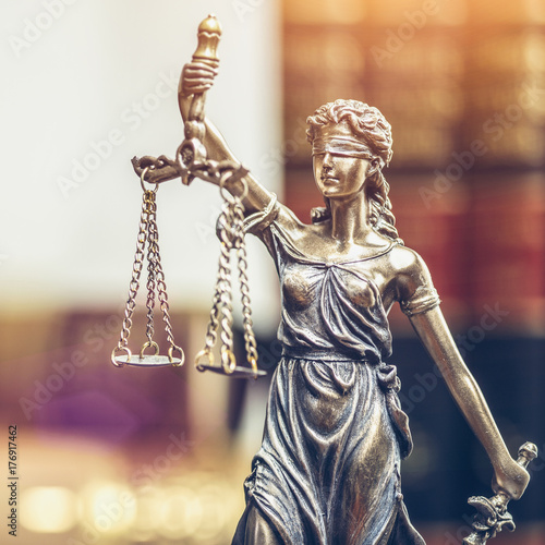 &ldquo;Justitia Figur - Personifikation der Gerechtigkeit in Anwalts Büro