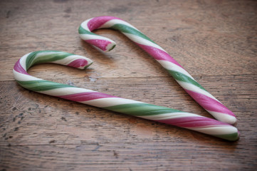 bonbons traditionnels de no&euml;l en forme de canes sur table en vieux bois
