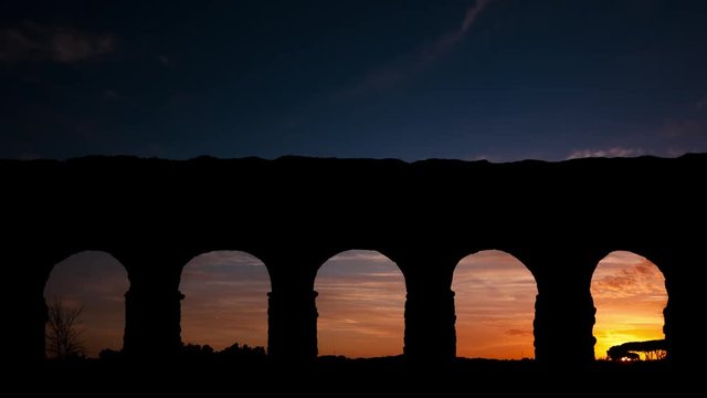 Antico Acquedotto Romano - Rroma - Italia - time lapse tramonto
