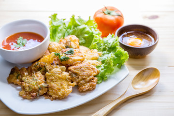 egg steam with fried and saucechilli, lettuce and tomato on table