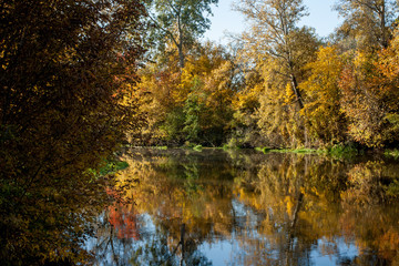 Fototapeta na wymiar Autumn on river landscape
