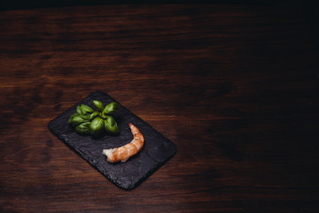 langostino y albahaca