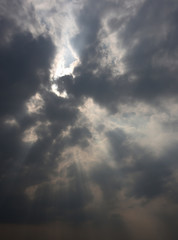 Obraz premium 太陽の日差しと雲