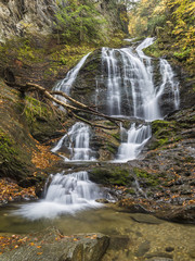 Obraz premium Stowe Moss Glen Falls from Below