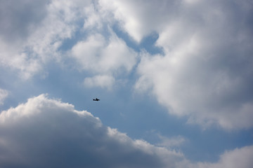 飛行機と青空と雲「空想・雲のモンスター（正面を向いたモンスターの顔のイメージなど）」（目撃者、偉大な存在、神々しい、神秘的な顔などのイメージ）