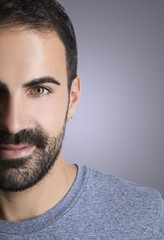 Modello con barba e baffi 