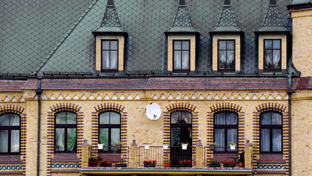 Piękna zabytkowa fasada kamienicy na Ostrowie Tumskim we Wrocławiu - spacer po mieście
