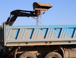 lastwagen und bagger erdbewegung