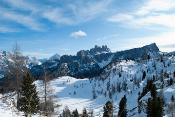 Vista dalle Cinque Torri a Cortina D'Ampezzo delle montagne Averau e Nuvolau