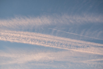 trainées d'avions au petit matin avec un joli croissant de lune
