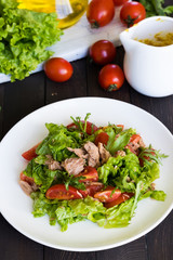 Salad with tuna and mustard dressing