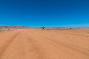 Fototapeta na wymiar Sandpiste durch den Naukluft-Nationalpark, Namibia