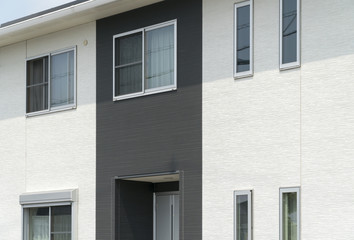 住宅　外観　クローズアップ　2トーンのサイディング