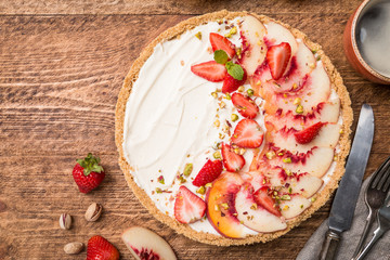 Delicious Tart with peaches and strawberries