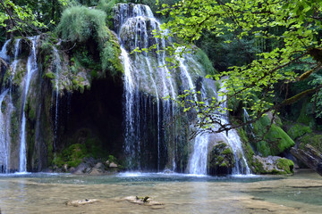 Fototapeta na wymiar cascade de la reculées des planches dans le Jura, France