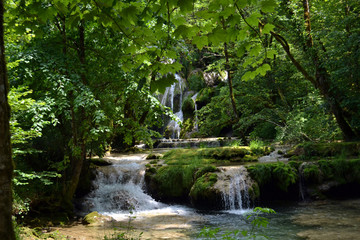 cascade de la reculées des planches dans le Jura, France