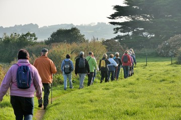 Groupe de randonneurs sur le sentier côtier au niveau de Port-Béni en Bretagne