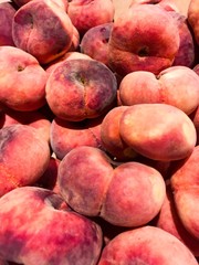 Viele lecker saftige Pfirsiche