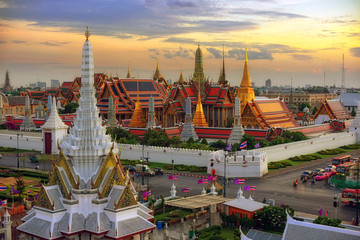 Fototapeta premium Grand Palace i Wat phra Keaw o zachodzie słońca bangkok, Thailand