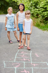 Kinder spielen Hüpfspiel im Kindergarten