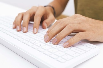 Fototapeta na wymiar hands on the computer keyboard