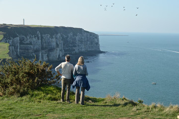 Fototapeta premium gens detente loisir couple famille rocher mer ocean environnement climat meteo oiseaux