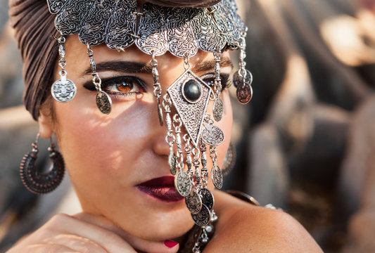 ragazza con turbante posa su albero millenario