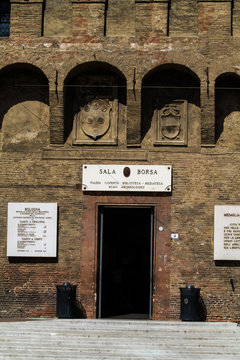 BOLOGNA, ITALIA - LUGLIO 22, 2017: Piazza del Nettuno, palazzo della sala borsa - Emilia Romagna