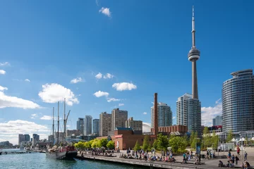 Fototapeten Leute, die einen schönen sonnigen Nachmittag in der Nähe des Ontariosees in Toronto genießen © Michal