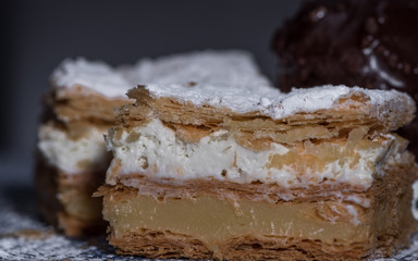 Pastel con crema y nata y trufa al fondo iluminado suavemente
